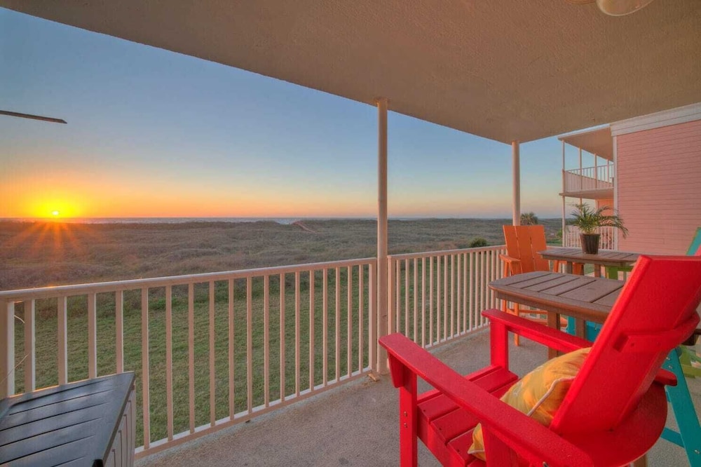 Sleeps 26 3 Island Retreat Condos w/ Beach Access, 2 Pools, Pickleball, Views