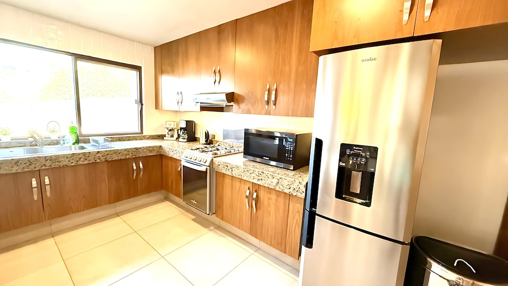 Luxurious Ajijic 2 Bedroom House - Huge Patio -bikes -gym -pickleball Court