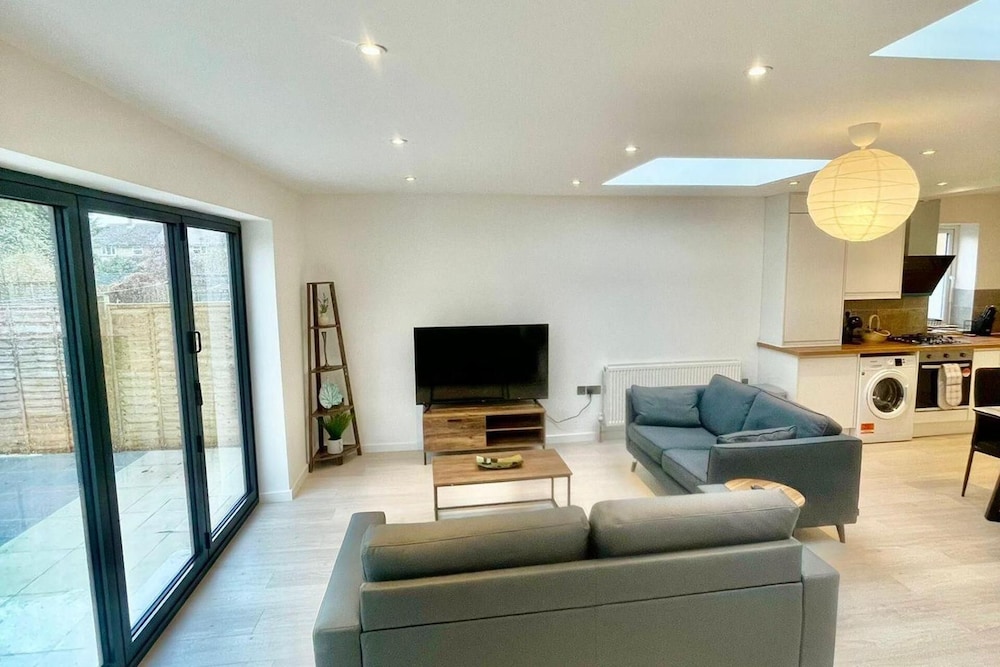 3 Bed Flat - Sleeps 6 - Parking - Wifi