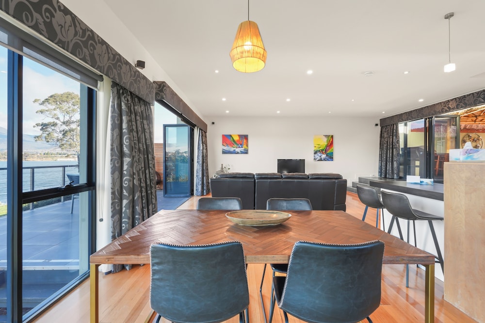 Waterfront Home - Gorgeous Views - 2 Bed