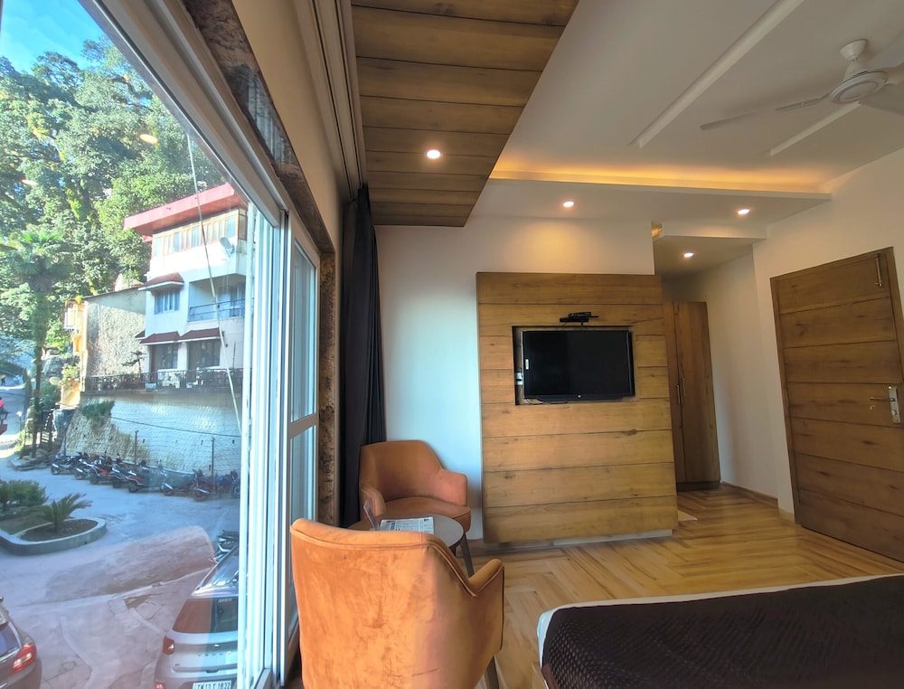 Luxury Inn by Stotrak Hotels