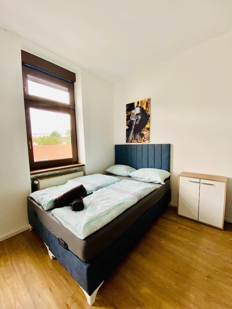 4BR Apartment for 15 Near Danube
