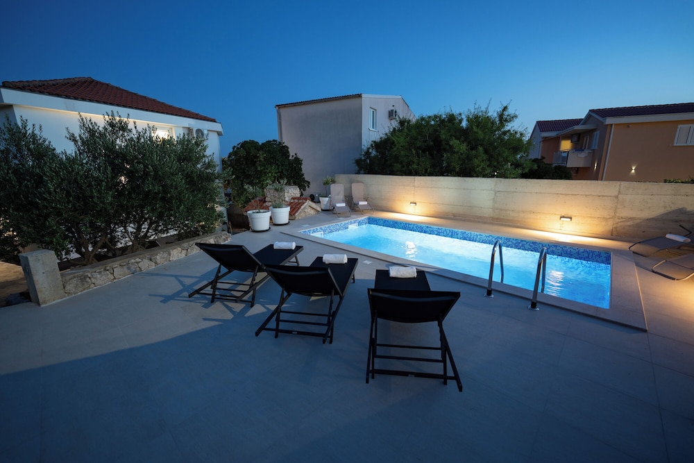 Holiday Home Tika's Blue-Private Pool