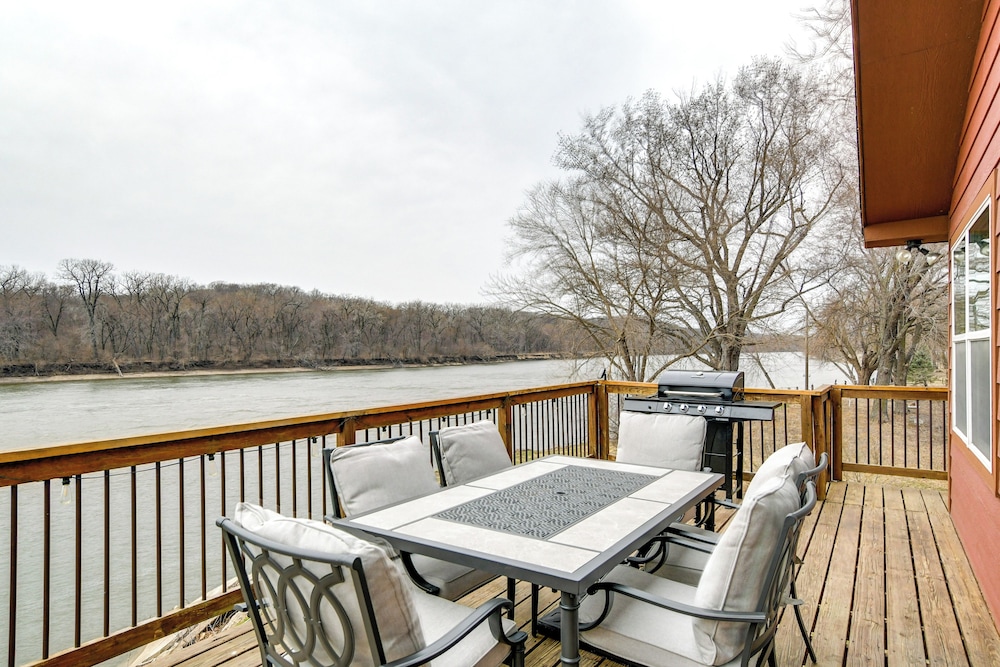 Riverfront Cabin Near Dtwn Pella w/ Game Room!