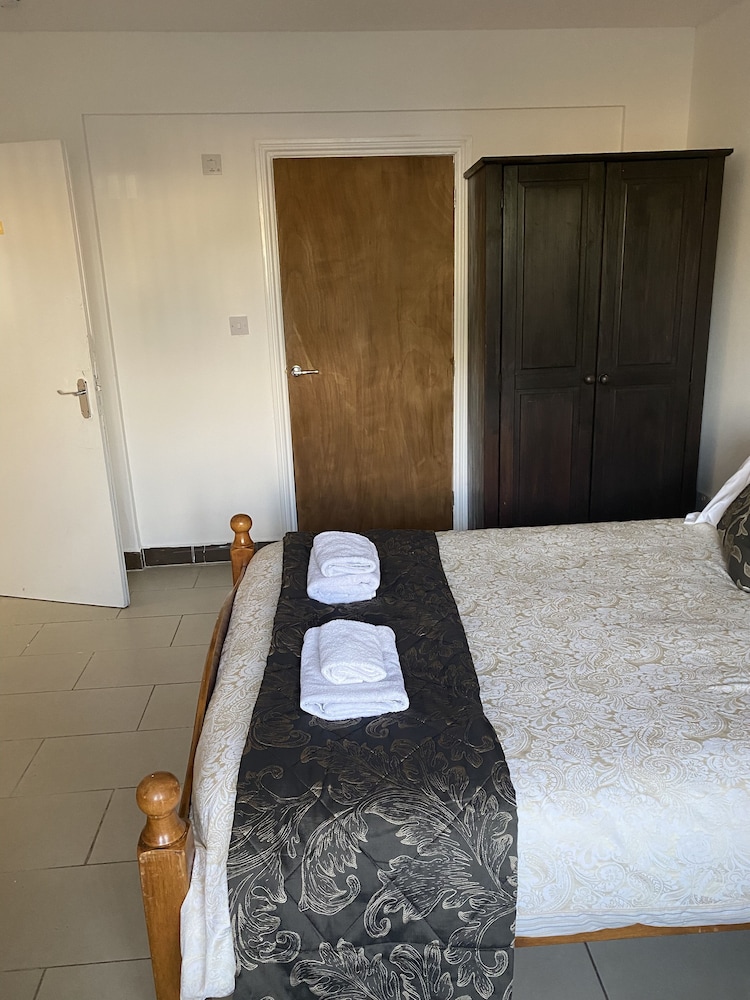 2 En-suite Bedrooms Flat in Kidlington ,oxford view 3