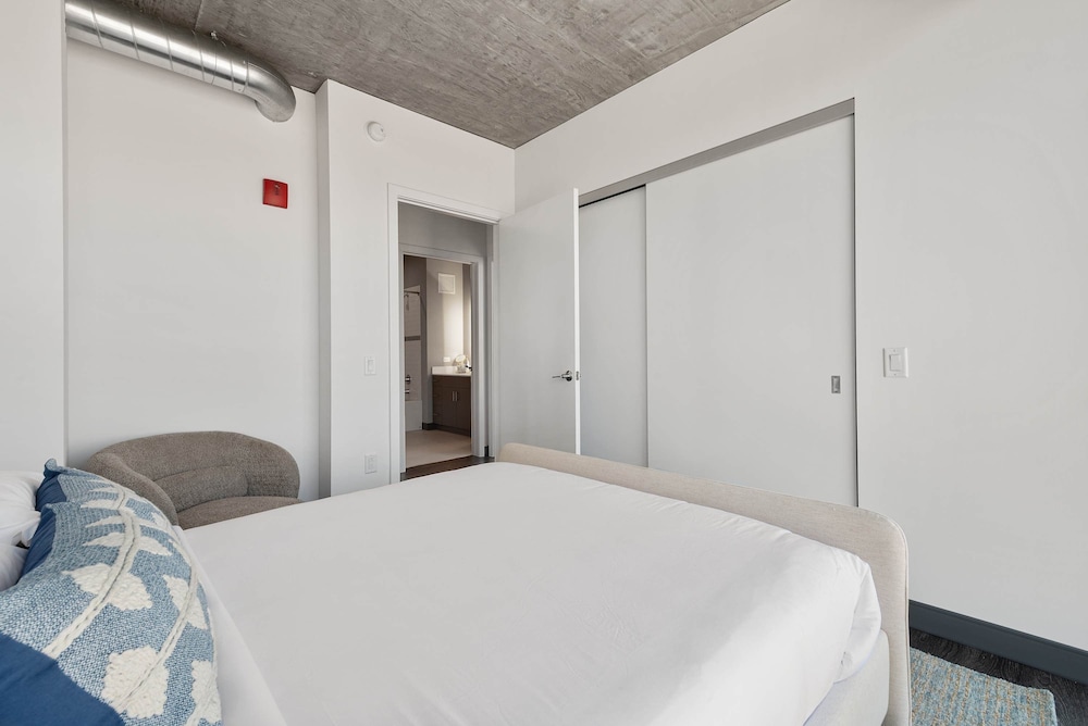 Cloud9 4apt in Building Fultonmkt The Cubist