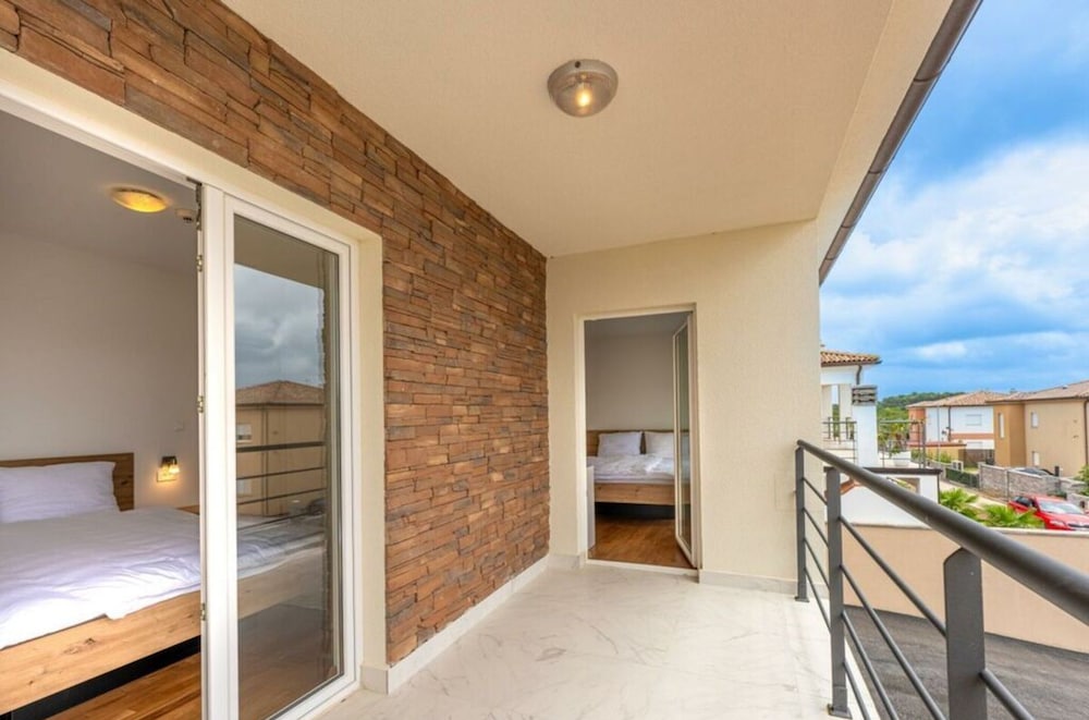 Villa Dvor Comfortable Holiday Residence