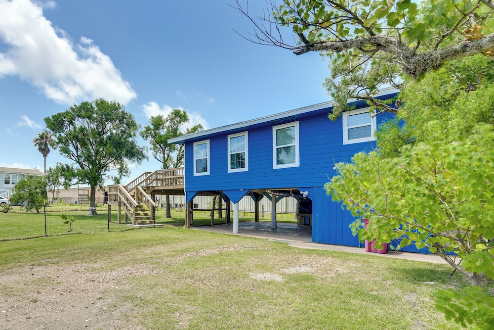 2 Mi to Public Beach: Pet-friendly Freeport Home!