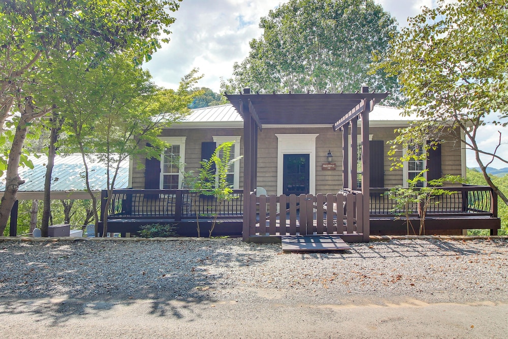 Walk to Marina: Center Hill Lake Family Home