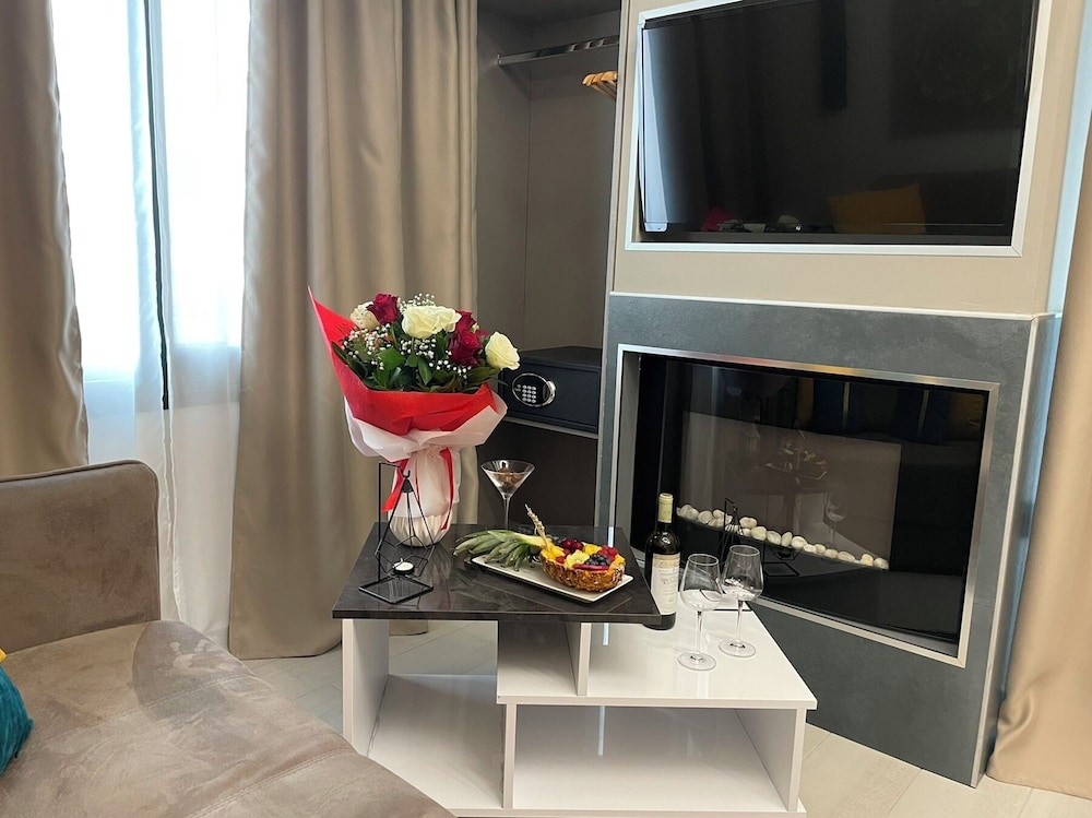 LUXSUITES