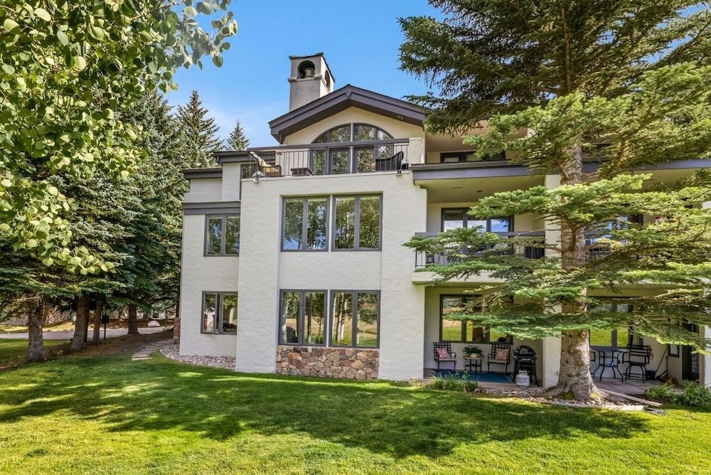 Stunning Renovated 2 Bedroom in Arrowhead Village! Studio Condo