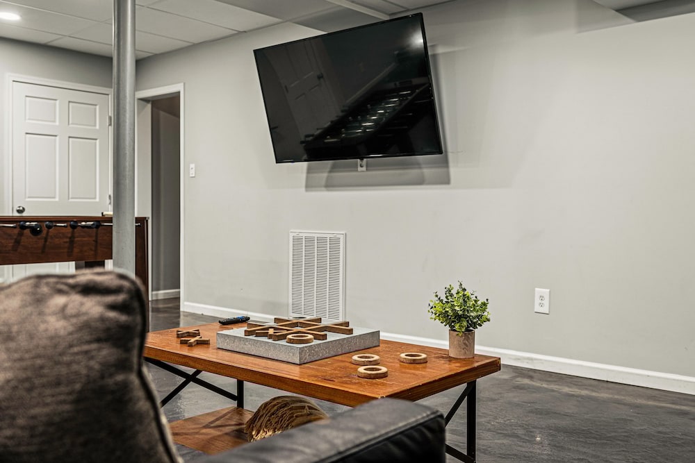 Laker s Pointe by Avantstay Lakefront Private Peninsula Hot Tub Game Room