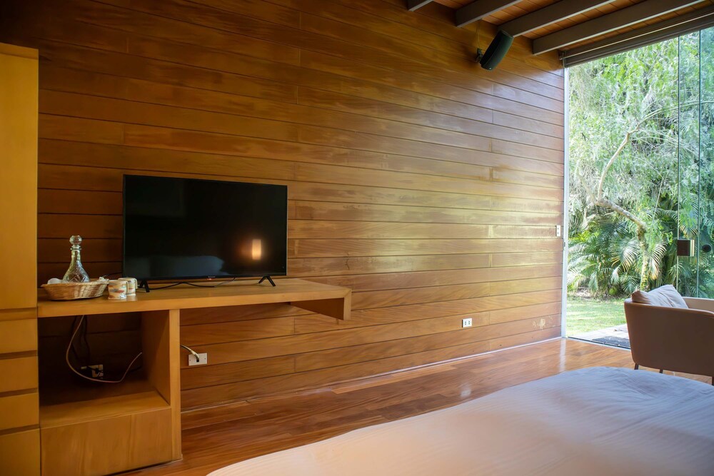 w Elegant 5BR Home w Pool in Cieneguilla