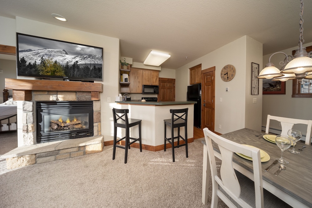 Palomino At Kicking Horse 2 Bedroom Cabin by Redawning - Property Image 3