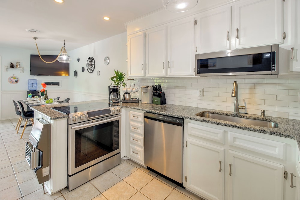 Walk to North Topsail Shores: Beach House w/ Gear!