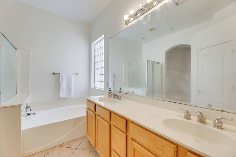 3 Mi to Santan Village: Home w/ Covered Patio