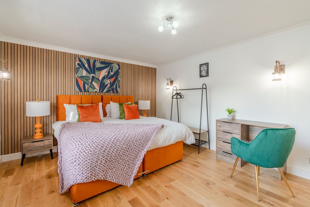 Upscale 2-Bed & Bath Flat in Newport view 2