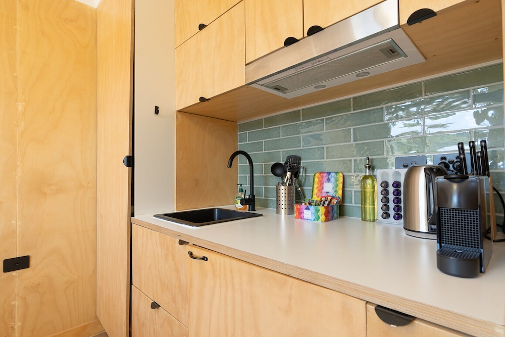 Quirky CBD 1-bed With Pool, Sauna and Balcony