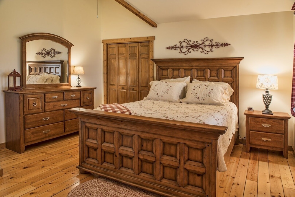 Relax With Spectacular Mountain Views At Bear's Den Cabin In Lake Lure - Firepit 4 Bedroom Cabin by Sunscape Property Management view 4