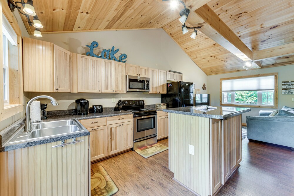 Boat Dock: Family-friendly Douglas Lake Home!