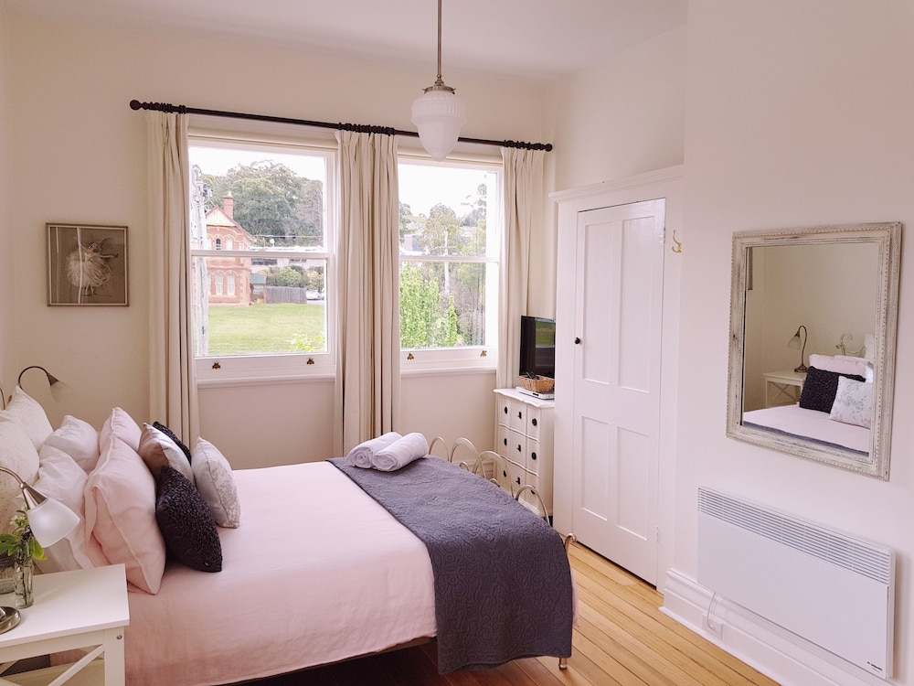 Cygnet Old Bank B & B Cafe & Gift Store