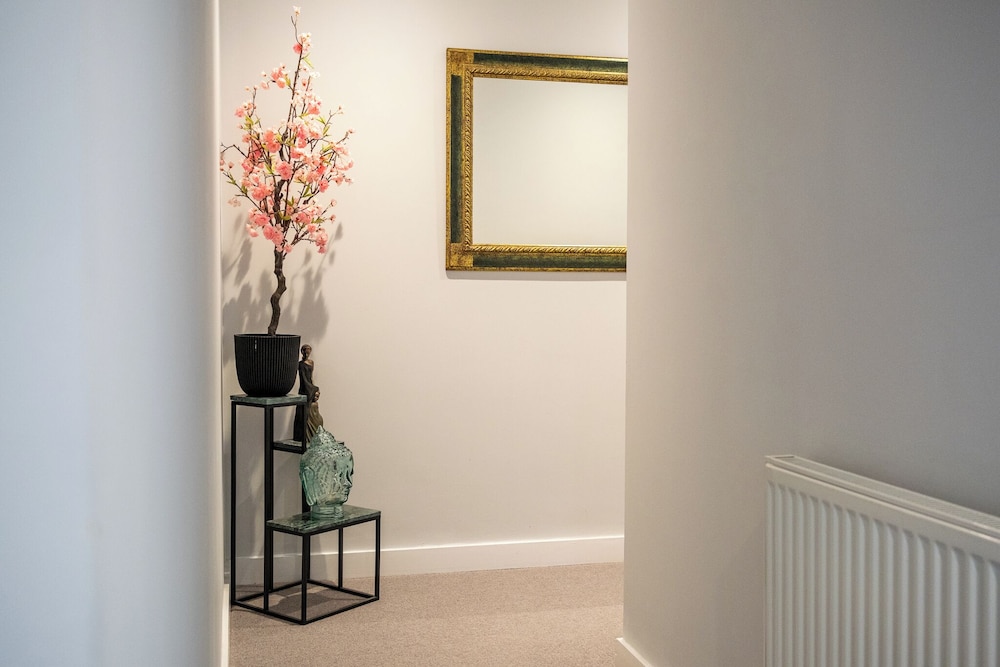 Stunning High Street Loft in Cheltenham