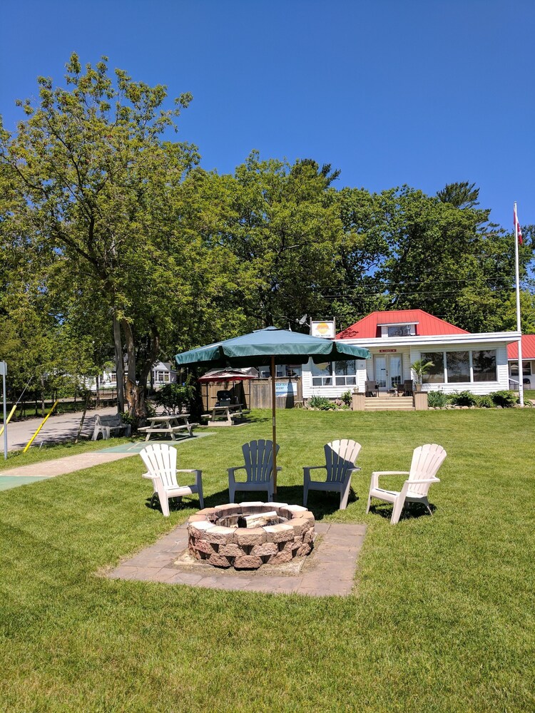 Balm Beach Resort & Motel