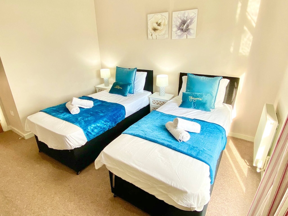 5-bed Townhouse Salford Deep Cleaned view 4