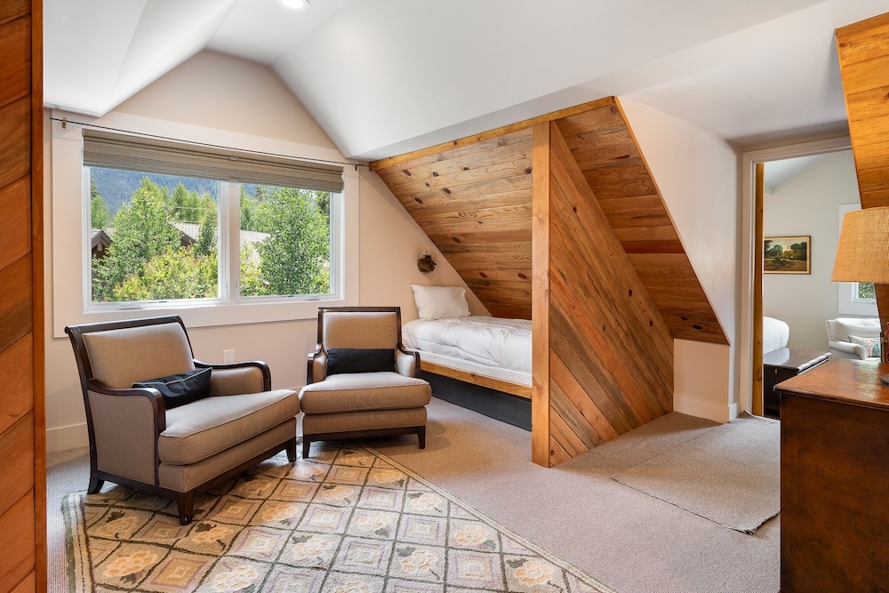 The River House 3 Bedroom Cabin