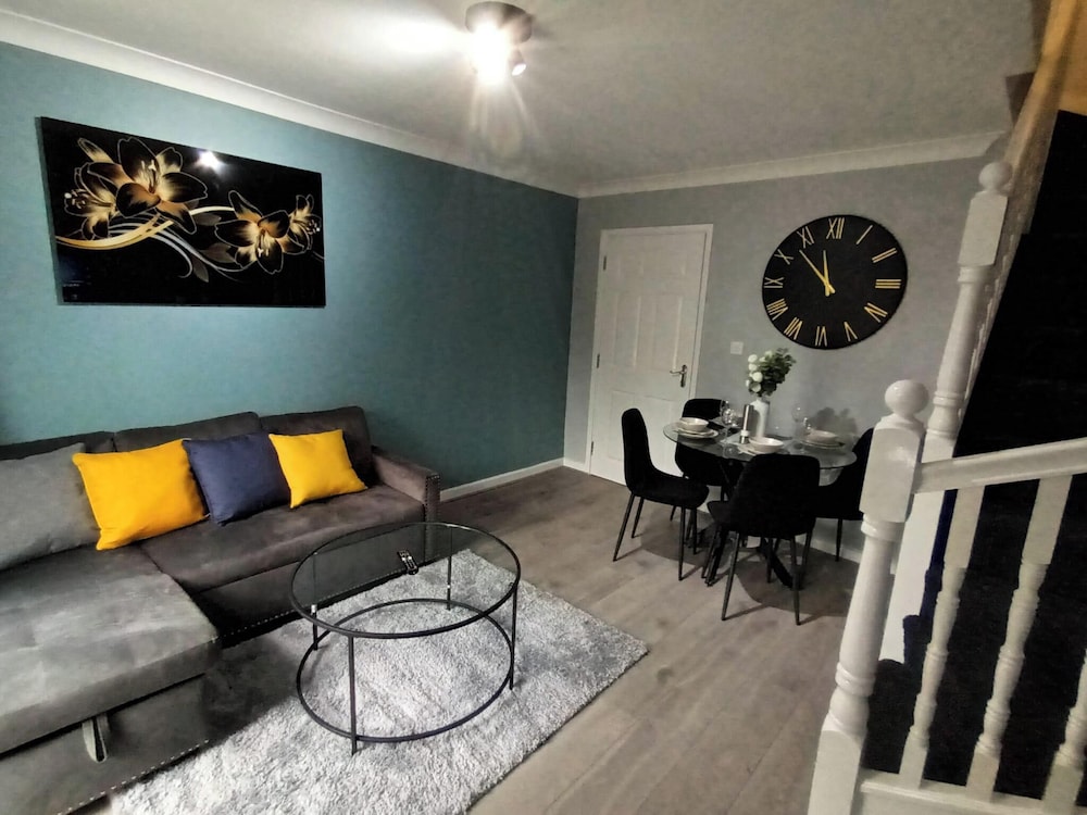 2 Bed House - Sleeps 6 - Parking - Wifi