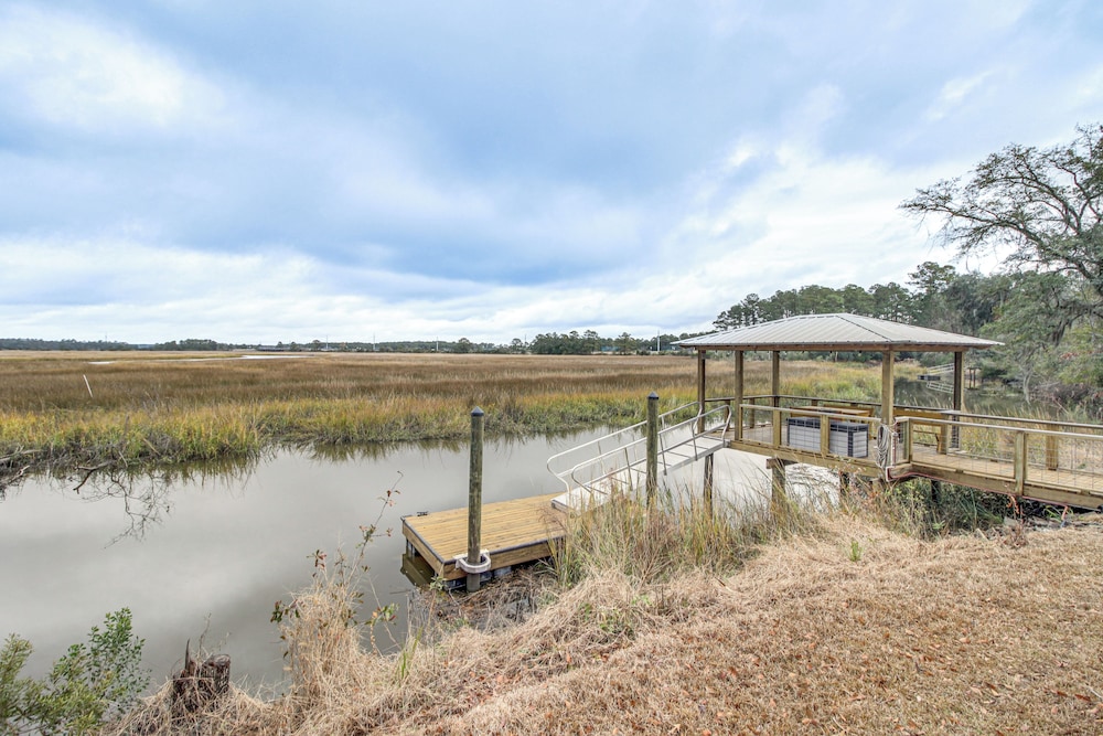 Dock & Fire Pit: Waterfront Midway Retreat!