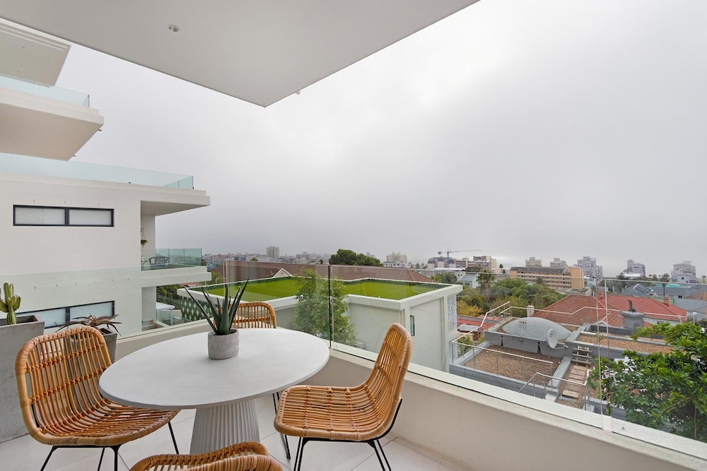 Alluring 2bed Apt w Sea Mountain Views Marlo Vale