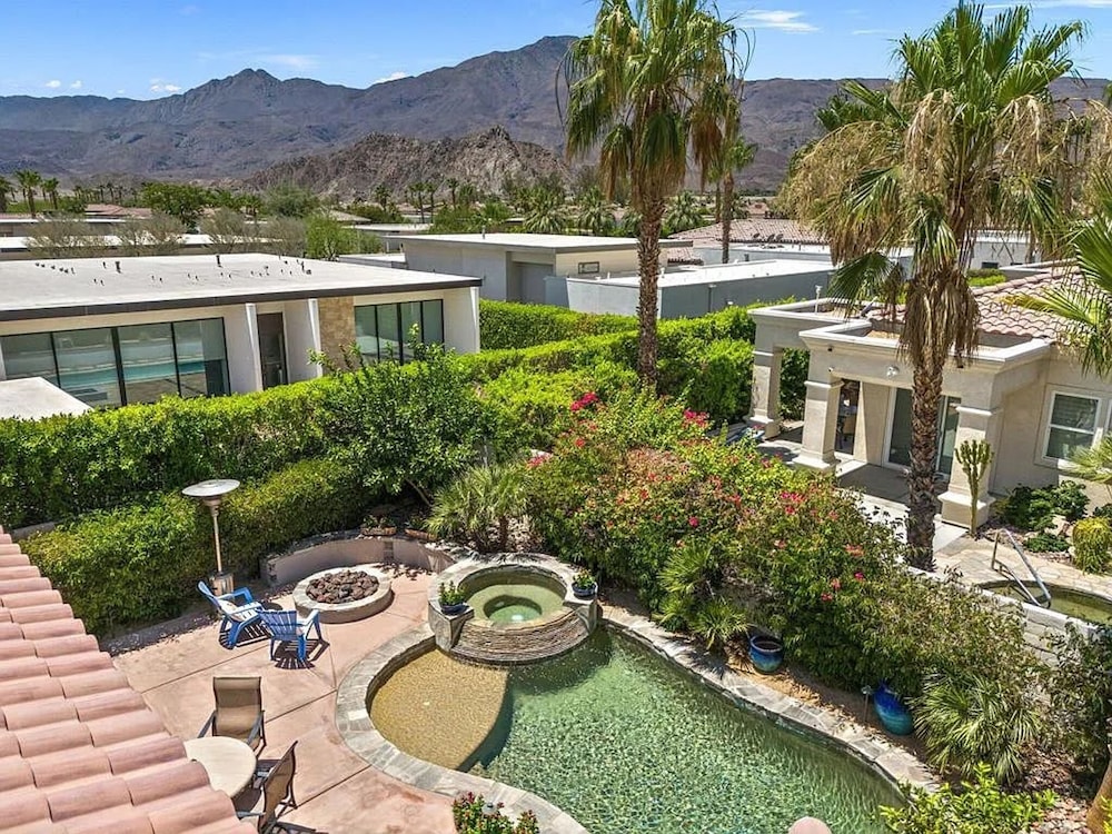 Stylish 2BR w Spa Patio