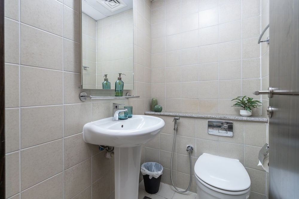 Refined 1BR Retreat in The Point Tower - Marina