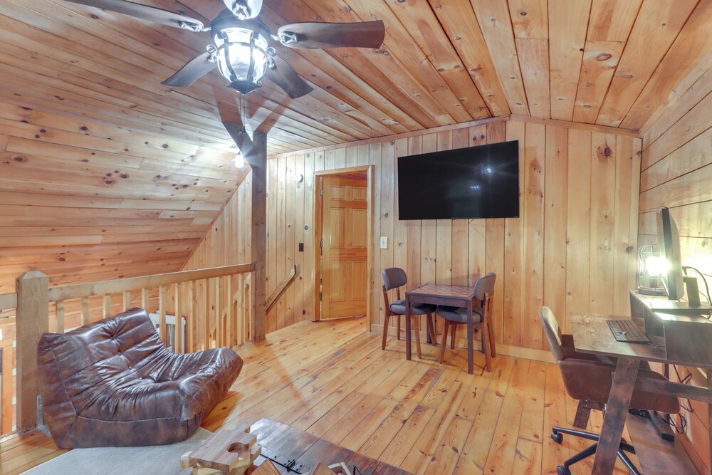 Near Hiking Trails: Hot Tub Haven in Ellijay!