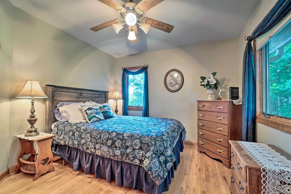 Hilltop Home w/ Panoramic Forest & Mountain Views!