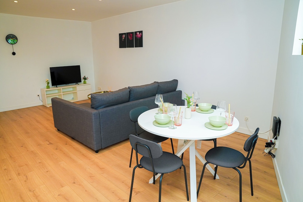 Cozy 1BR With Living Room Near City