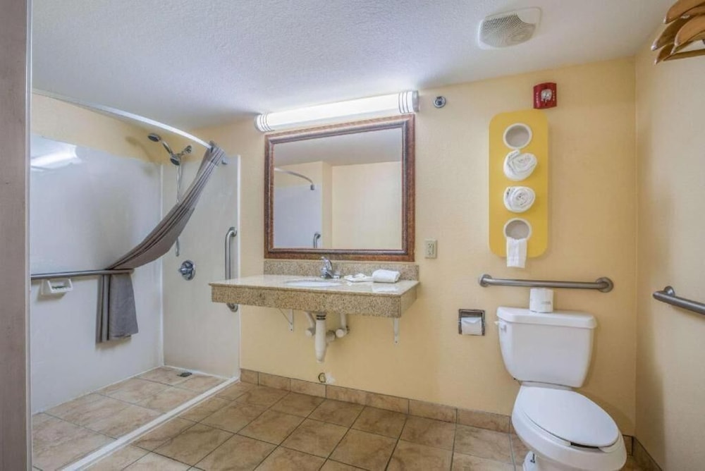 HomeTown Inn & Suites