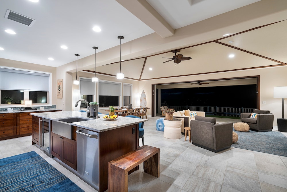 Unbelievable Ocean Front View w Pool - AC - Outdoor Seating!- Vrkcv