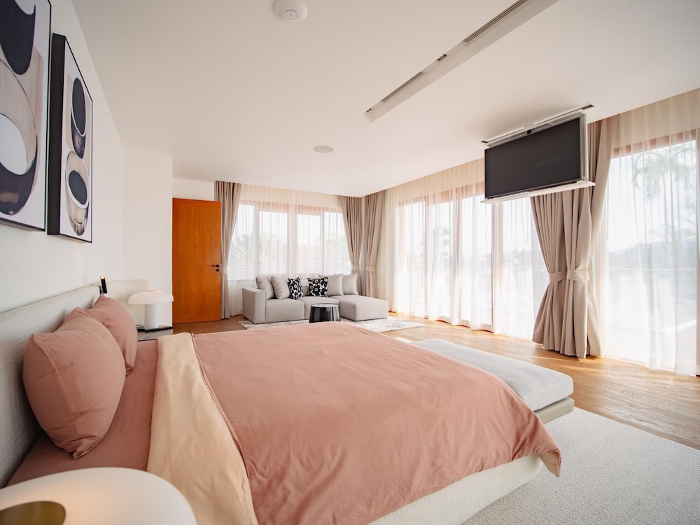 Luxurious 5bedroom White Estate Villa Private Lake