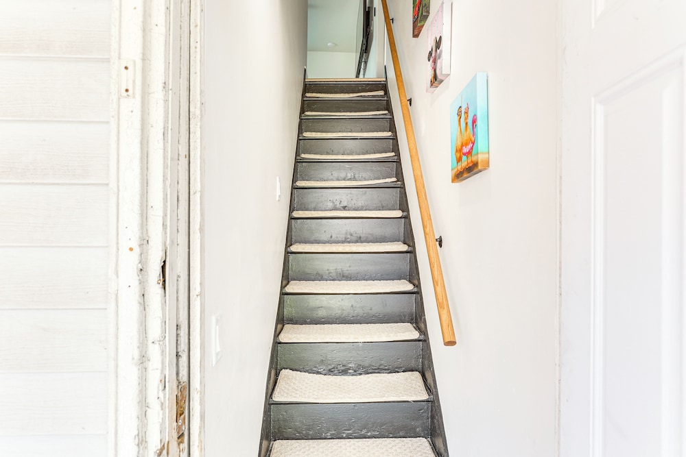 3 Mi to Dtwn: Quiet Youngstown Apt w/ Deck!
