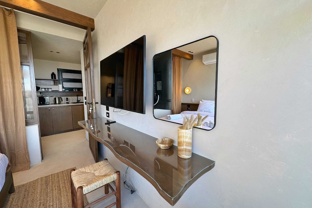 The 2 BDR Pyramids Vista w/ Bathtub
