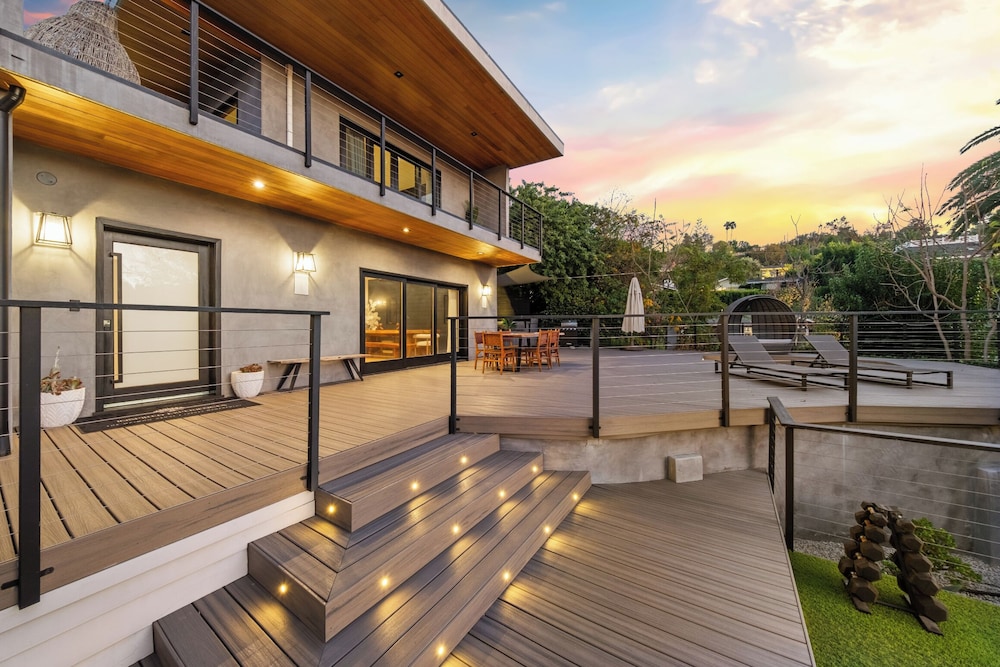 Farley Court - Stylish Hillside Residence With Stunning Views