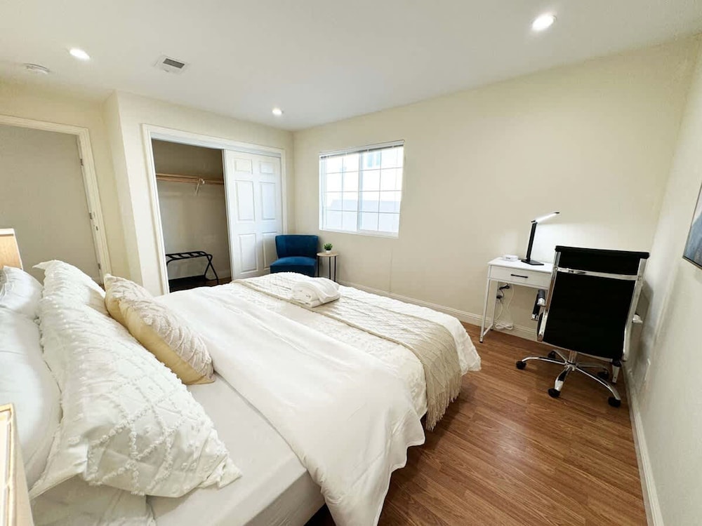 South SF Spacious Entire Unit With 3brs 3bth on 2F