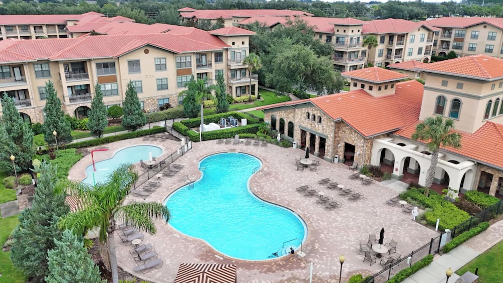 Tuscan Paradise At Bella Piazza