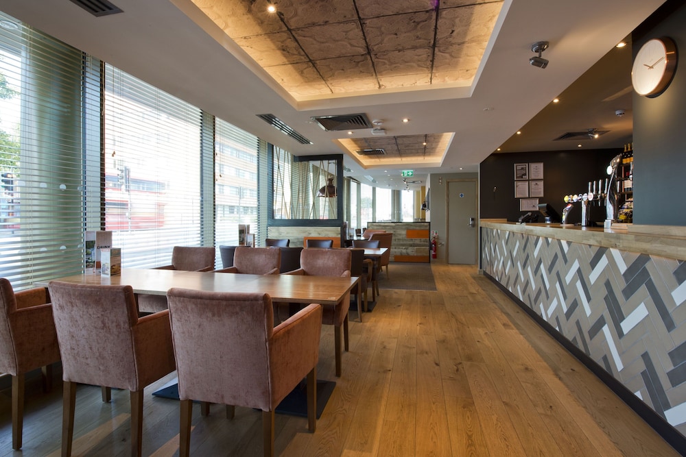 bar & dining