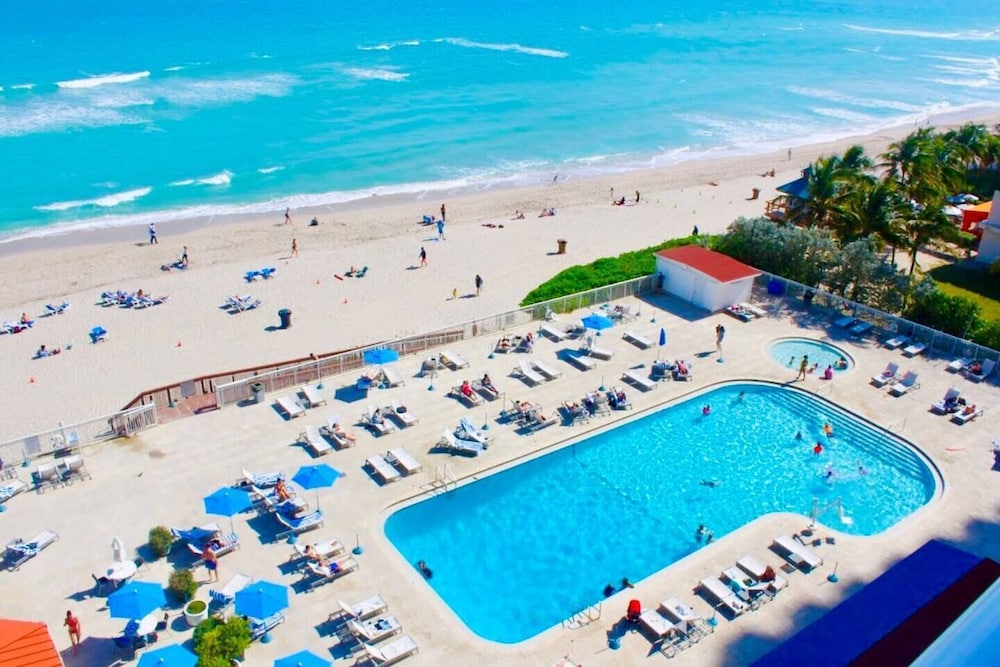Beachfront Studio Pool Gym & Ping Pong
