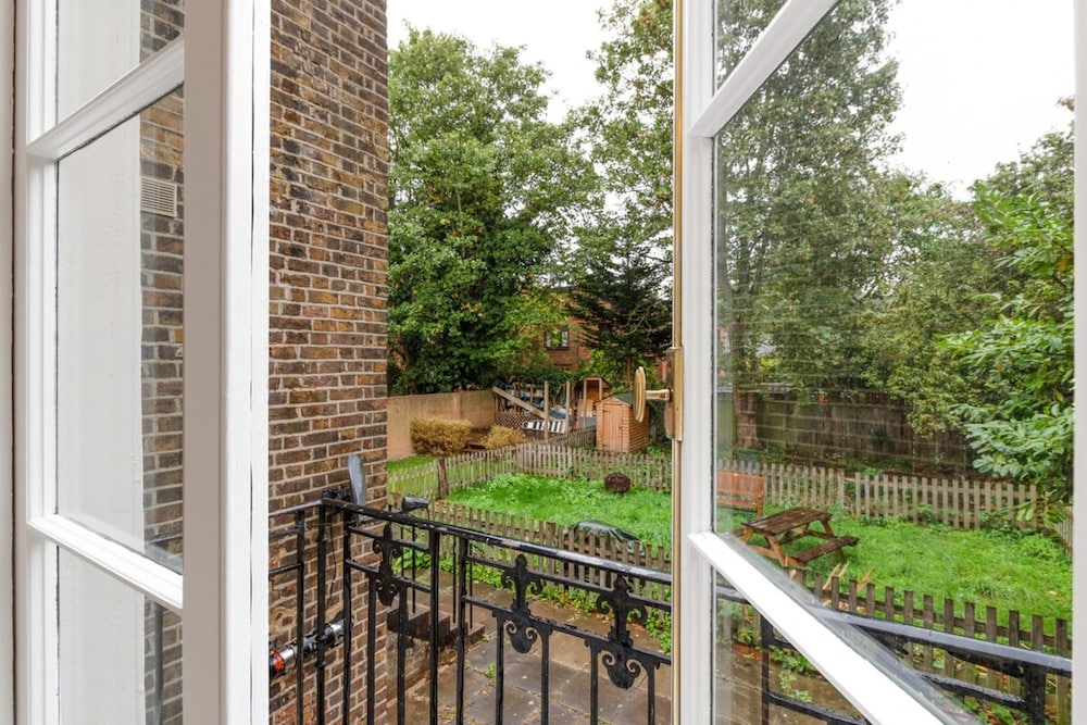 Refined, Light 1 Bed Apt w Balcony in Brixton