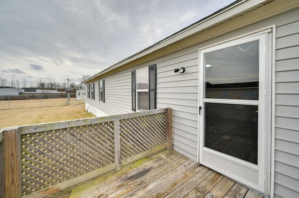 8 Mi to Dtwn Greenville: Bethel Home w/ Yard