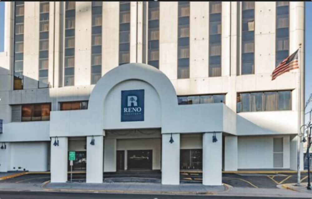 Hotel Reno Suites - Image 1